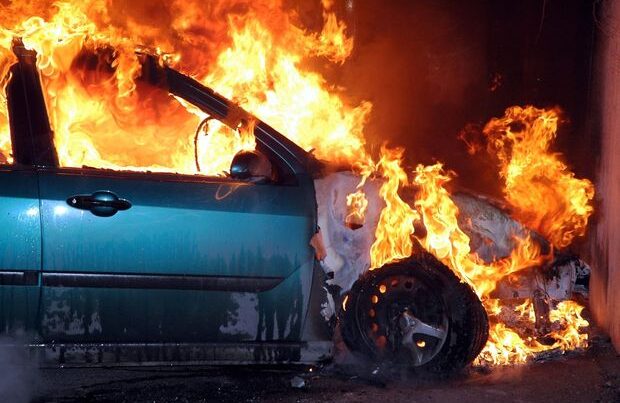 Sumqayıtda minik avtomobili yandı