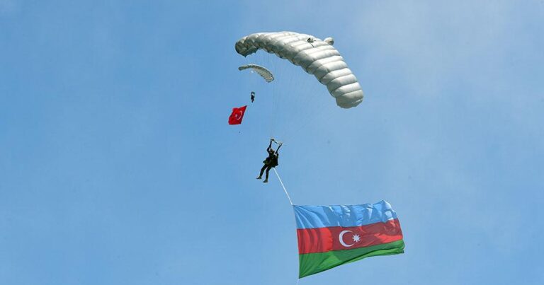 Azərbaycan bayrağı Türkiyə səmasında -FOTOLAR