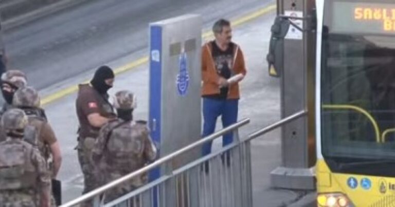 İstanbulda metrobus girov götürüldü: Xüsusi təyinatlılar hadisə yerində