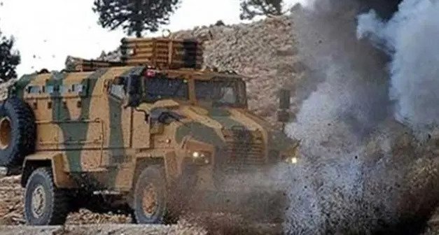Türk əsgərlərini daşıyan hərbi maşın minaya düşdü
