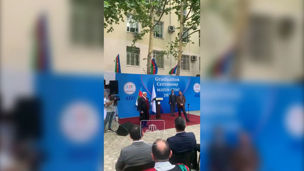 Rektor Füzulinin qəzəli ilə tərcüməçini pis vəziyyətə saldı – VİDEO