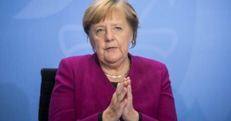 Merkel canlı yayımda yatdı – VİDEO