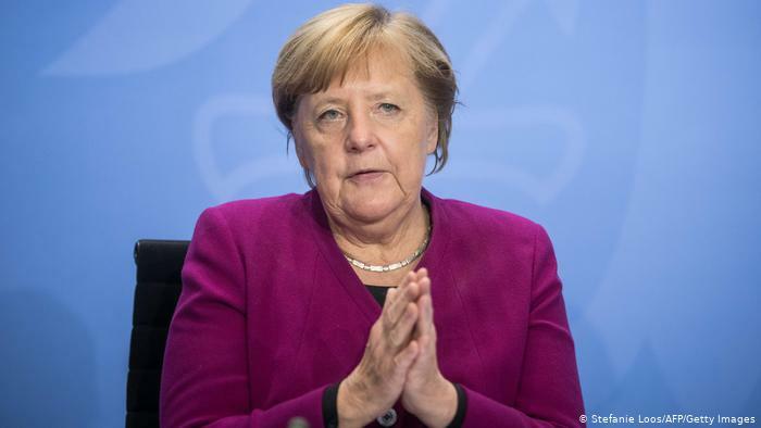 Merkel canlı yayımda yatdı – VİDEO