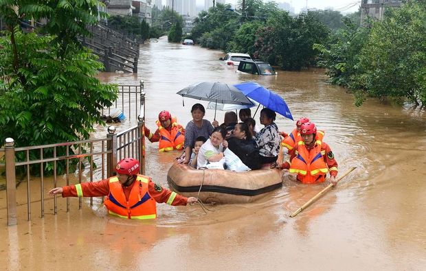 Çində leysan yağışlar 25 can aldı