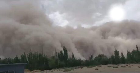 Qum fırtınası şəhəri UDDU: Kameralar anbaan qeydə aldı – VİDEO