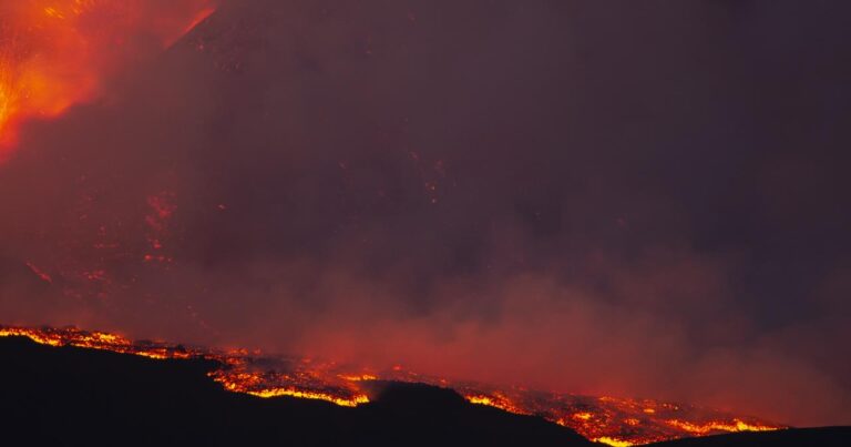 Etna vulkanı püskürdü – FOTOLAR