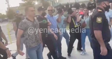 Polisi döyən deputat məhkəməyə belə gətirildi – FOTO / VİDEO