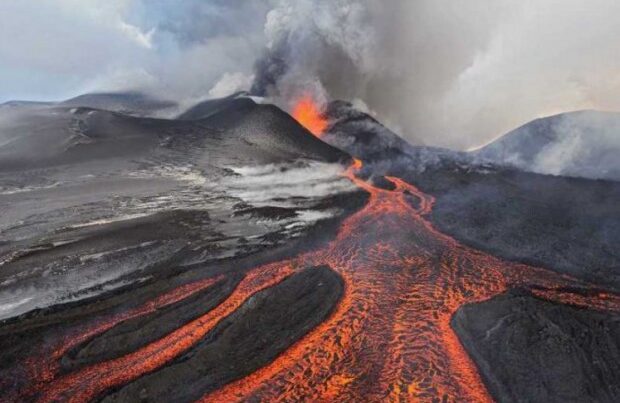 Vulkan püskürdü