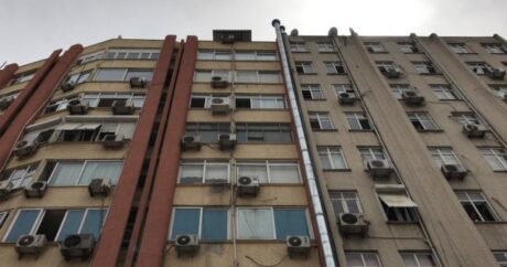 82 yaşlı kişi balkondan yıxılaraq öldü