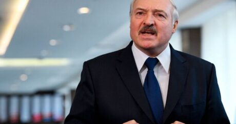 BDU-nun tələbəsi Lukaşenkonun “açıq dərs”ində “Xilas edin” plakatı qaldırdı – FOTO