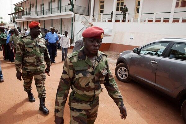 Qvineyada dövlət çevrilişinə cəhd – Prezident saxlanıldı