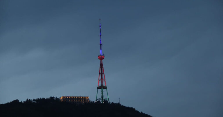 Tbilisi teleqülləsi Azərbaycan bayrağının rəngləri ilə işıqlandırıldı – FOTO