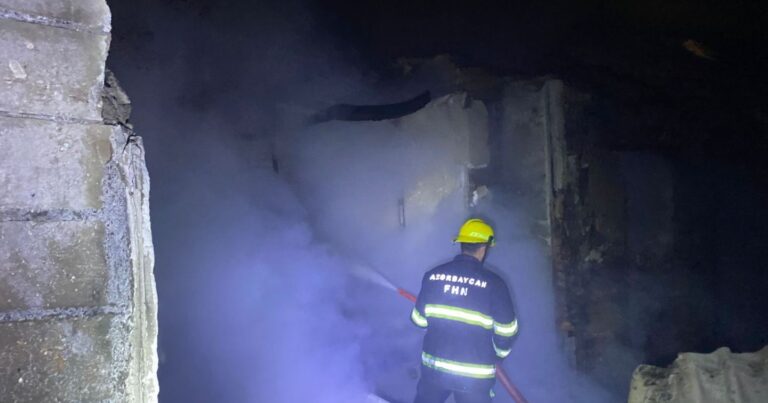 Yardımlıda 6 otaqlı ev yandı