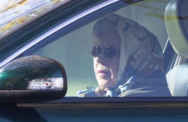 95 yaşlı kraliça sükan arxasında – FOTO