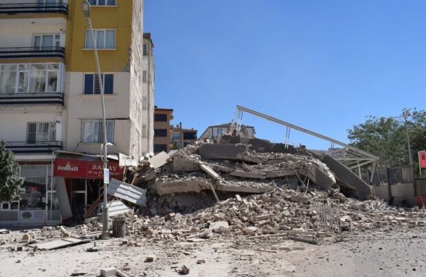 Türkiyədə bina çökdü, insanlar dağıntılar altında qaldı – VİDEO / YENİLƏNDİ