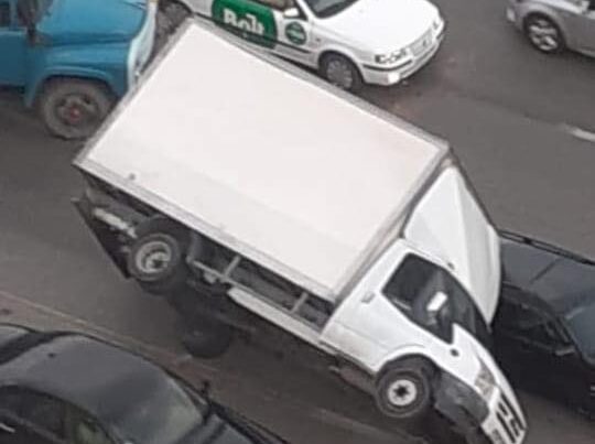 Külək “Jurnalistlər Binası”nın önündə yük avtomobilini belə aşırdı – FOTO / VİDEO
