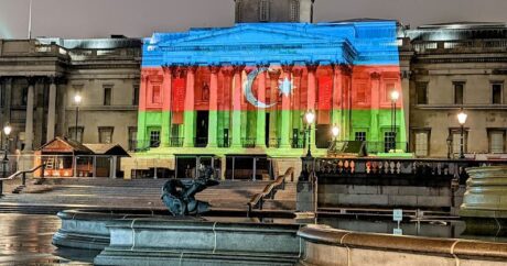 Londonda binalar Azərbaycan bayrağının rənglərinə boyandı – FOTO