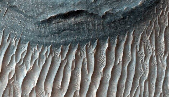 Marsda iri buz yataqları aşkarlandı