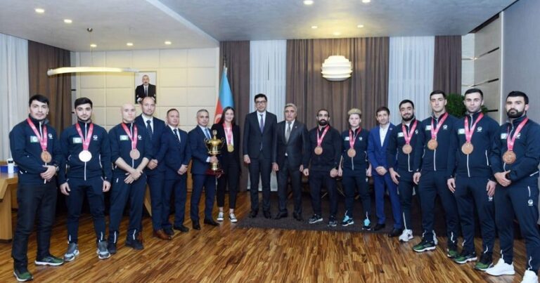 Fərid Qayıbov dünya çempionatında medal qazanmış karateçilərlə görüşdü