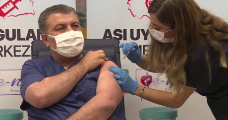 Türkiyənin səhiyyə naziri yerli vaksin vurdurdu