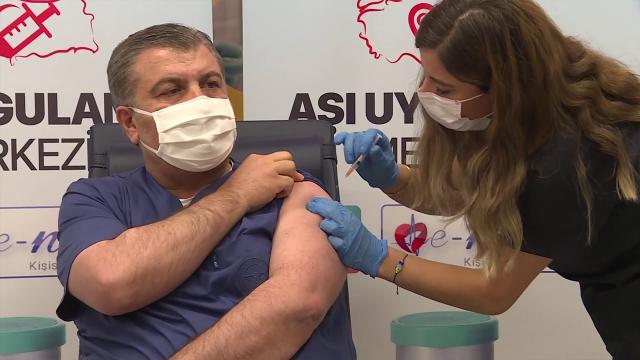 Türkiyənin səhiyyə naziri yerli vaksin vurdurdu