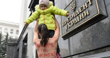 Prezidentə ÇILPAQ ETİRAZ – “Femen”çilər indi nə istəyir? – FOTO (+14)