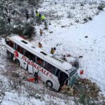 Avtobus dərəyə aşdı – Ölən və yaralananlar var