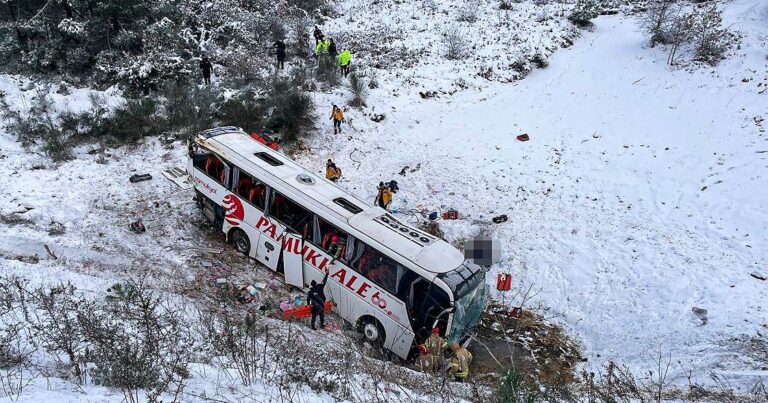 Avtobus dərəyə aşdı – Ölən və yaralananlar var