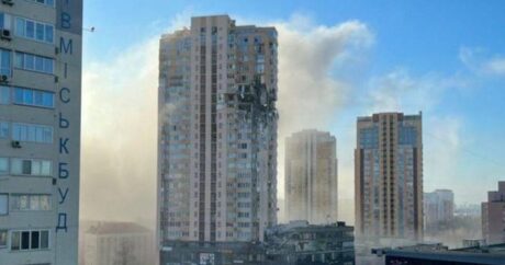 Rusiya ordusu Kiyevdə yaşayış binasına raket atdı – VİDEO