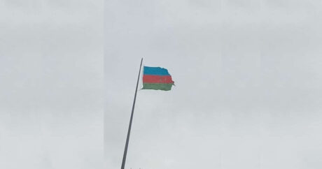 Ağdamda bayrağımıza HÖRMƏTSİZLİK: Dirəkdən yırtıq formada asılıb – FOTO