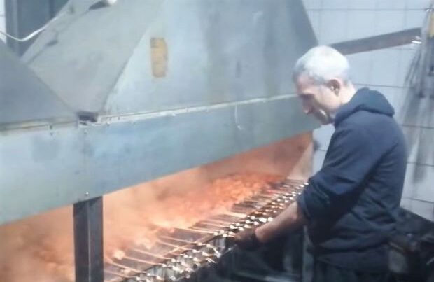 Soydaşlarımız Ukrayna hərbçiləri üçün kabab çəkirlər – VİDEO