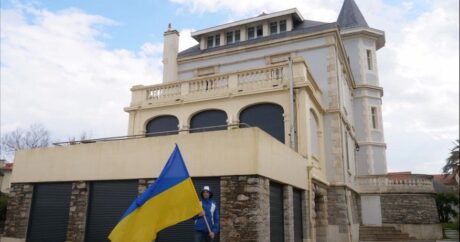 Putinin keçmiş kürəkəninin villasına Ukrayna bayrağı asıldı – VİDEO