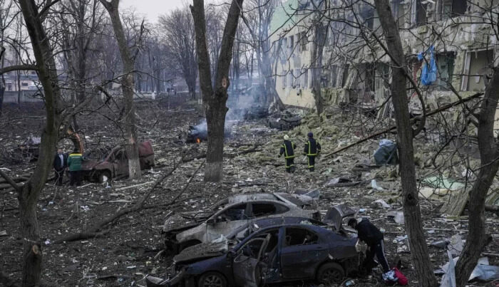 Lavrov vurulan doğum evini “hərbi baza” adlandırdı