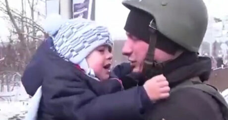 Ukraynalı polis körpəsilə belə vidalaşdı: Ürək dağlayan görüntülər – VİDEO