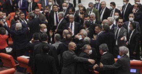 Türkiyə parlamentində dava: Deputatlar yumruqlaşdılar