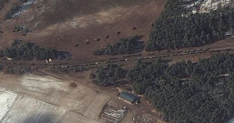 Rusiya ordusunun 64 km-lik hərbi karvanı meşəlik ərazilərə dağılıb – FOTO