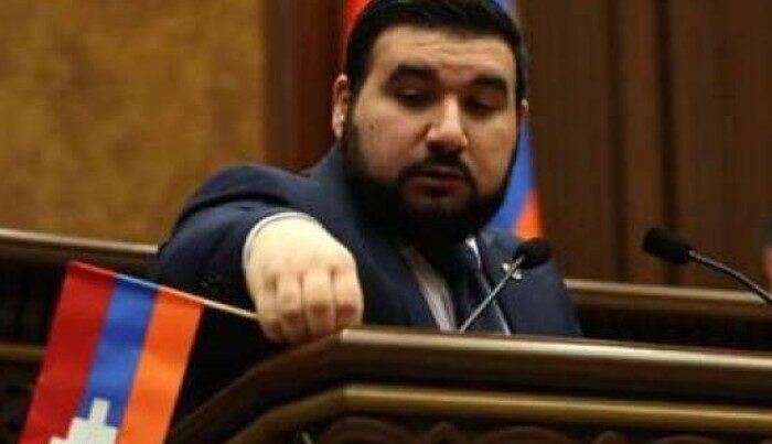 Erməni deputat qondarma qurumun bayrağını tribunadan sökdü – VİDEO
