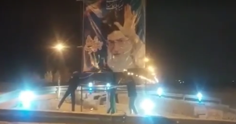 İranda Xameneyinin portretini belə yandırdılar – VİDEO