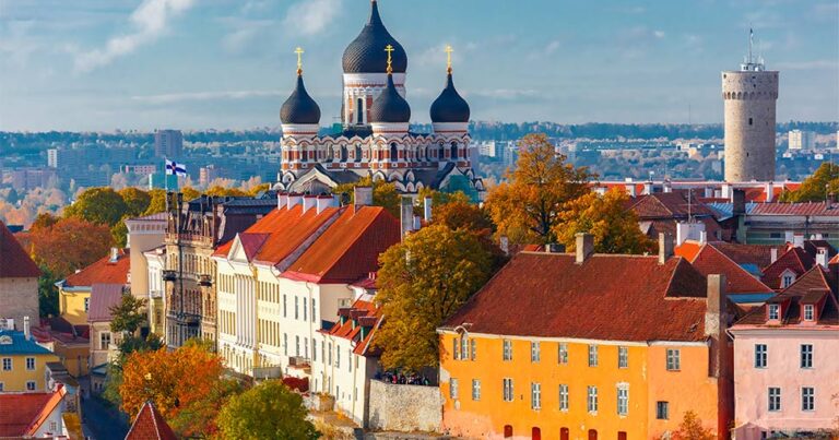 Estoniyalı qadınlar Rusiya səfirliyinin qarşısında soyundular – FOTO