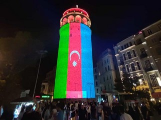 İstanbulun rəmzləri Azərbaycan bayrağı rənglərinə büründü