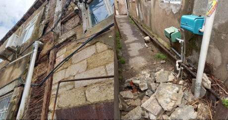 Bakıda güclü külək yaşayış binasının bir hissəsini uçurdu – FOTO