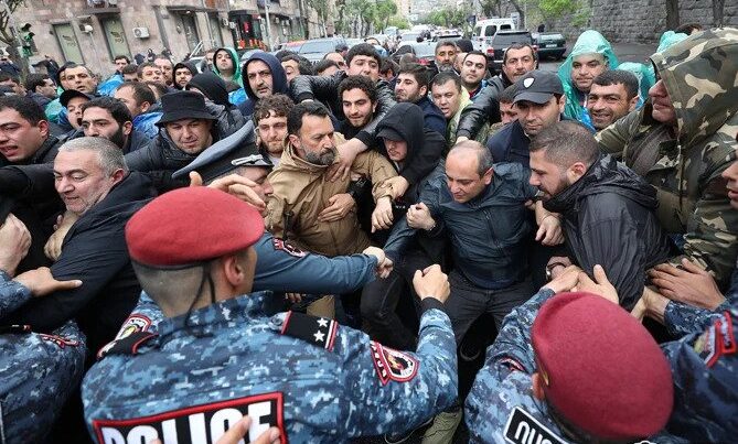 Ermənistanda etirazlar DAVAM EDİR: Köçəryanın oğlu sərbəst buraxıldı – YENİLƏNDİ / VİDEO