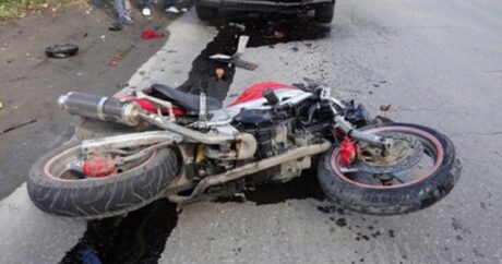 Yol qəzası: Motosikletlə iki avtomobil toqquşdu – Ölən var