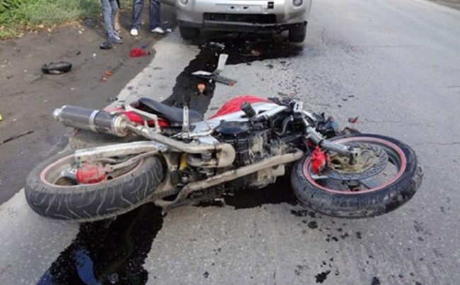 Yol qəzası: Motosikletlə iki avtomobil toqquşdu – Ölən var