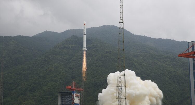 Çin orbitə bir raketlə 9 peyk çıxardı – VİDEO