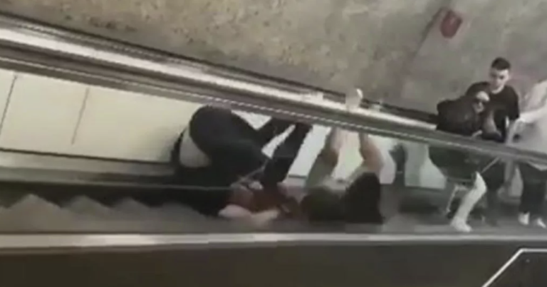 Metro eskalatorunda əlbəyaxa DAVA – ANBAAN VİDEO