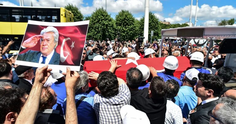 Türkiyə Cüneyt Arkınla vidalaşdı: Minlərlə insan cənazəyə axın etdi – FOTO / VİDEO