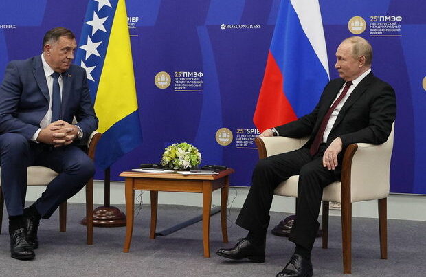 Putinlə Dodikin görüşündə sinxron tərcüməçi söyüş söydü – VİDEO
