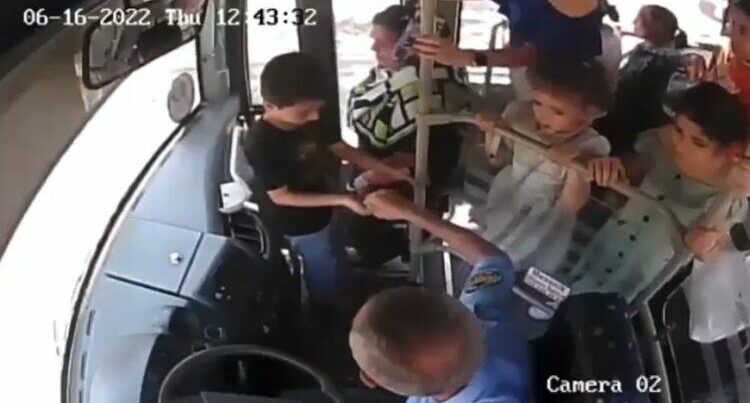 Sərnişini avtobusdan çölə atan sürücü işdən çıxarıldı – Video