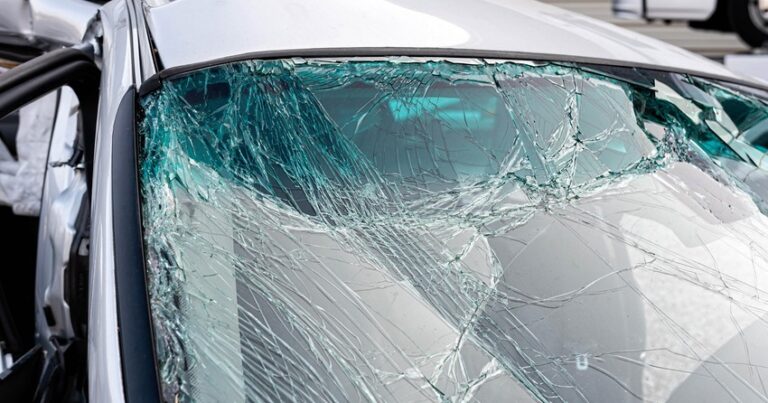 Hacıqabulda avtomobil aşdı: Ana və uşaqları yaralandı